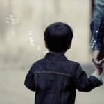 Παιδί που ταξιδεύει με γονέα