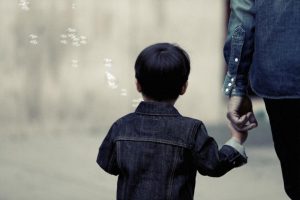 Παιδί που ταξιδεύει με γονέα